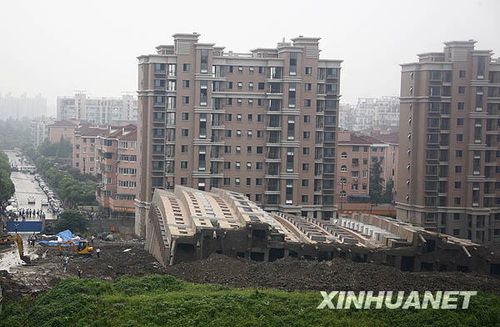 组图:上海一在建商品楼发生倒塌事故
