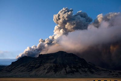 受冰岛火山灰弥漫北欧上空影响,多家航空公司昨天取消部分往返欧洲和樟宜机场的航班,昨晚有17个航班取消,影响数千名旅客。更有旅客从前晚就滞留机场,希望航班恢复后即刻继续行程。图中显示,火山在当地时间16日仍然喷出火山灰。(路透社)