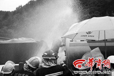 陕西11辆车连撞事故2死3伤天然气罐车泄漏(图)