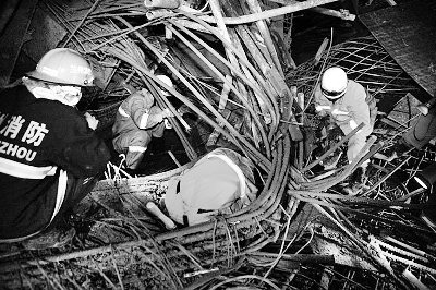 10米高脚手架坍塌埋10人消防切割钢筋营救（图）
