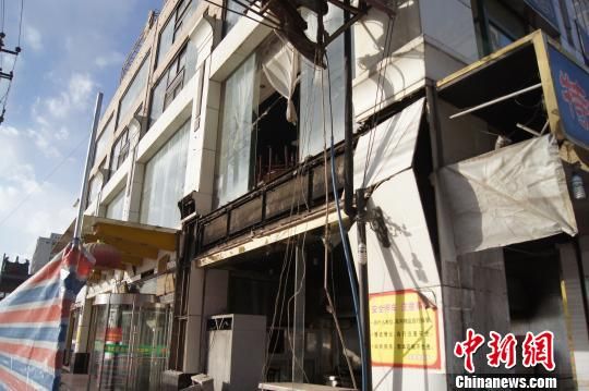 月7日中午，山西太原位于鼓楼大街的东来顺饭庄面点房因液化气管道沉积液喷出，震碎了一楼的玻璃，现场未发生明火，无人伤亡。　张怡　摄