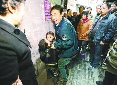 武汉一住宅楼失火 43岁协警救出两幼童(图)