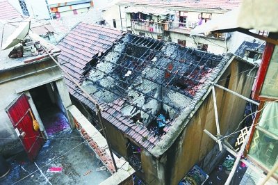 武汉一住宅楼失火 43岁协警救出两幼童(图)