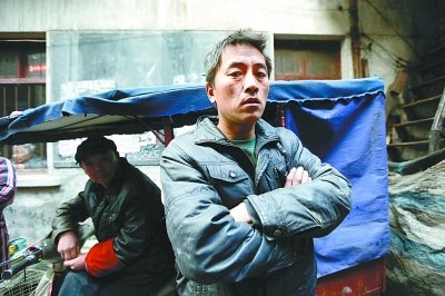 武汉一住宅楼失火 43岁协警救出两幼童(图)