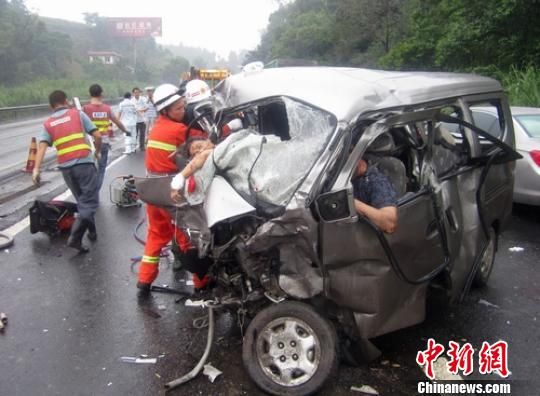 事发厦蓉高速四川资中段，交通事故现场