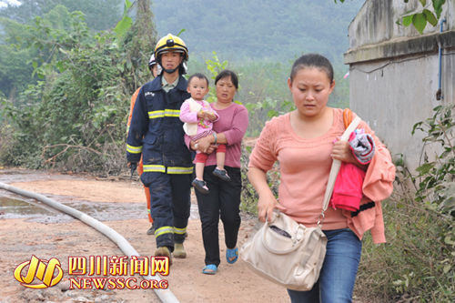 德阳一工地不慎挖掘致天然气泄漏消防冒死排险