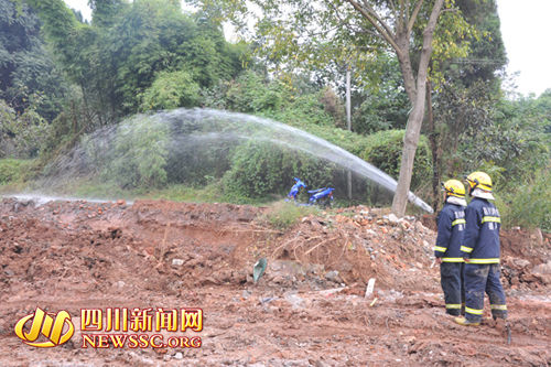 德阳一工地不慎挖掘致天然气泄漏消防冒死排险