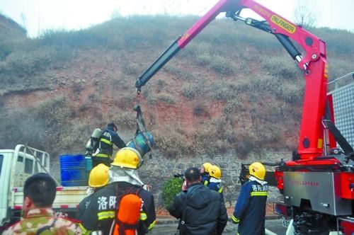 消防官兵正在对现场实施救援