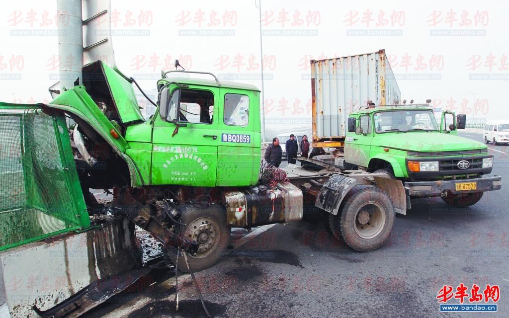大货车撞水泥墩车头严重变形