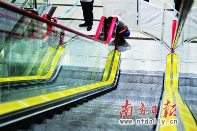 学生电梯上系鞋带引发踩踏事故