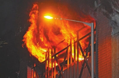 香港一街市起大火 700人逃生