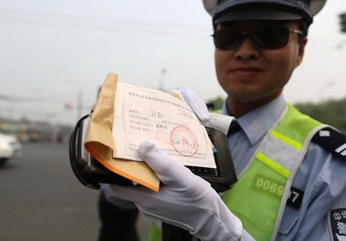 北京行人闯红灯开罚首日2万罚单