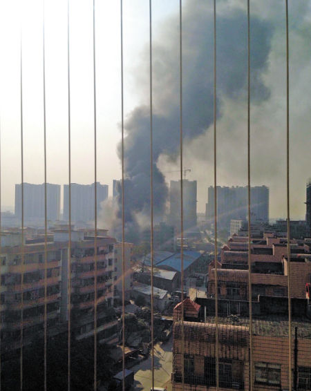 花都闹市仓库大火