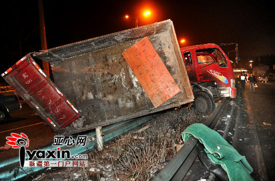 乌鲁木齐市河滩快速路同时同地连发两起车祸