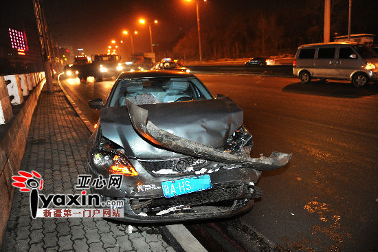 乌鲁木齐市河滩快速路同时同地连发两起车祸