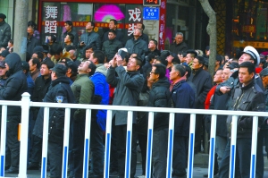 起火大厦周边马路上，市民纷纷围观。
