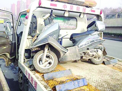 被撞的摩托车。