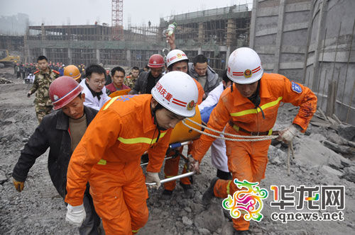 惊险！施工坡面突然坍塌男子被巨石卡住