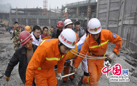 重庆涪陵一建筑工地塌方工人被卡 消防刨石救出
