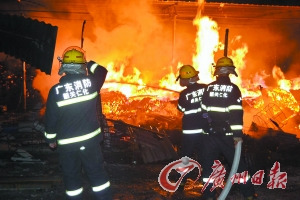 韶关一木炭厂大火烧塌房顶无人伤亡损失近20万