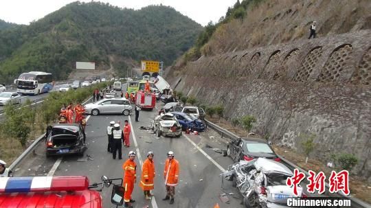厦蓉高速福建龙岩段16车连环撞2死8伤