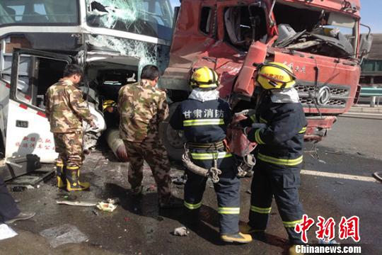 连霍高速一客车天然气泄露事故造成2人死亡（图）