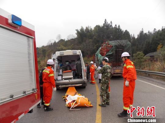 广西两货车相撞致面包车“躺枪”2死3伤