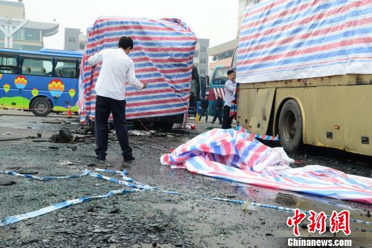 佛山一客运站清晨3辆客车起火两车烧毁遍地油污