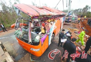 广州一残旧大巴侧翻路沟3人死亡6人重伤（图）