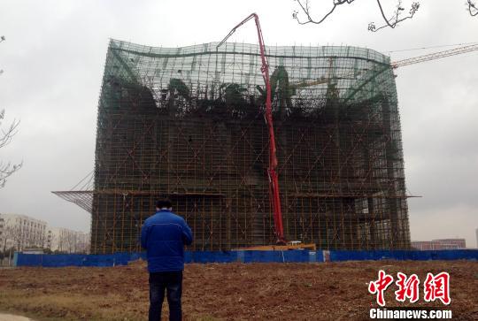 江西一高校在建楼坍塌致1死18伤校方启动应急机制
