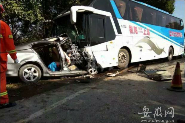 安徽接亲轿车撞大客车 致7人死亡