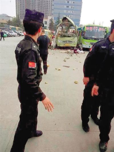 贵州1辆中巴车发生爆炸 已致9人受伤