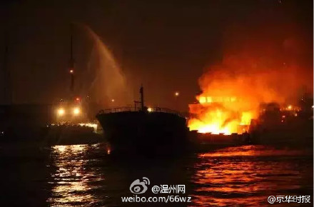 浙江宁波一采砂船突爆大火 内存一定数量燃油