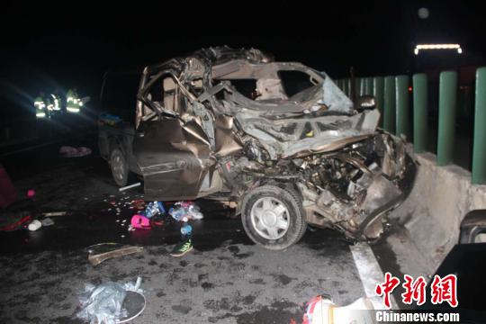 楚大高速发生一起较大交通事故 致6死3伤
