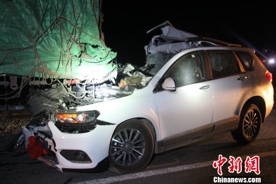 云南大理一处收费站外发生车祸 致5人死亡
