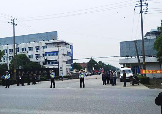 现场可能依旧有人员被困，警方已在外围设立封锁线。