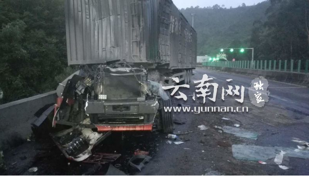 昆楚高速3辆货车相互刮擦相撞 致4死3伤