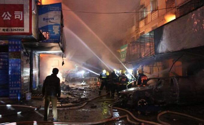 岳阳一烟花店突发火灾事故 5人窒息死亡