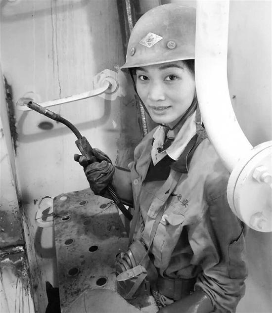 90后电焊女工直播讲解电焊知识