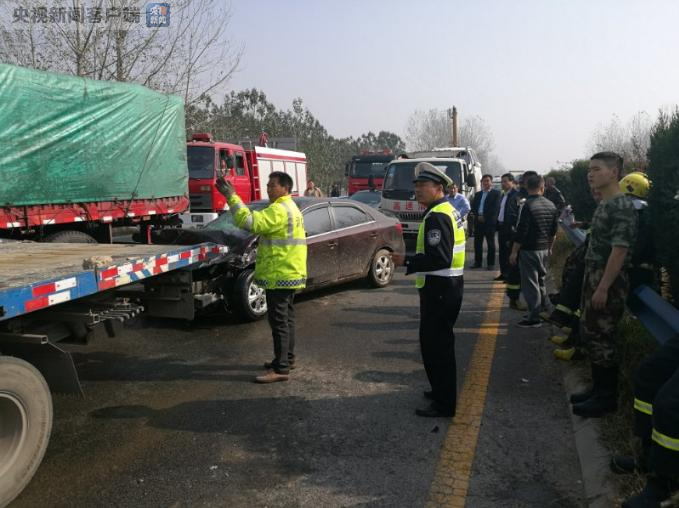 河南周口团雾致高速多车事故 造成1死6伤