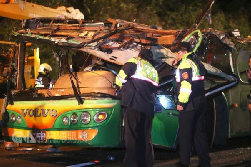台湾游览车事故致34人死亡 车上无大陆游客