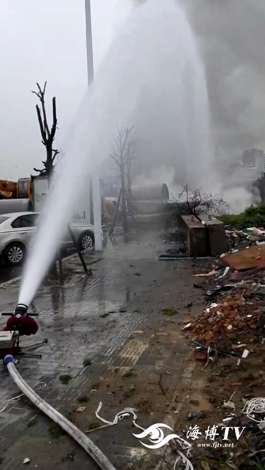 福州工地天然气管道泄漏起火 现场浓烟滚滚
