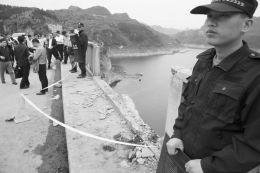 贵州客车翻车坠河事故致13人死亡