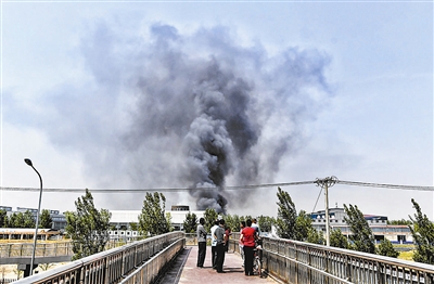 北京蟹岛停车场着火 80余辆大巴车被烧成空架