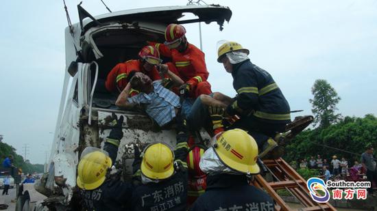 阳江一运沙车侧翻一小车被埋 3人遇难