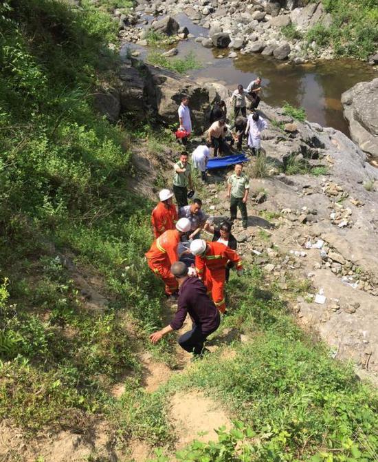 陕西镇巴一辆面包车翻入山沟 已致8死2伤