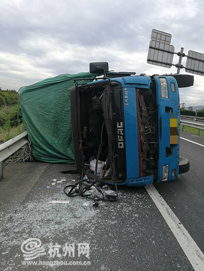 杭州高速近期日均30起爆胎事故 高温天咋预防应对？