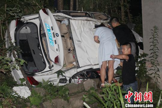 医护人员正在事故现场查看和救援。　唐靖濠　摄