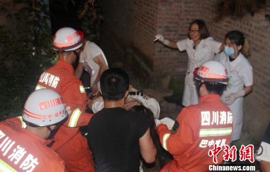 消防官兵成功营救出一名受伤被困者。　董飞　摄