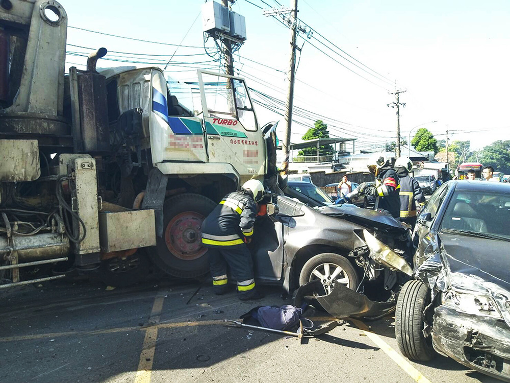 台北一搅拌车疑因刹车失灵连撞20多车 致4死9伤